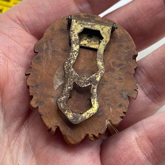 Antique-Vintage hand carved wood fur dress clip. Botanical design - Picture 3 of 7
